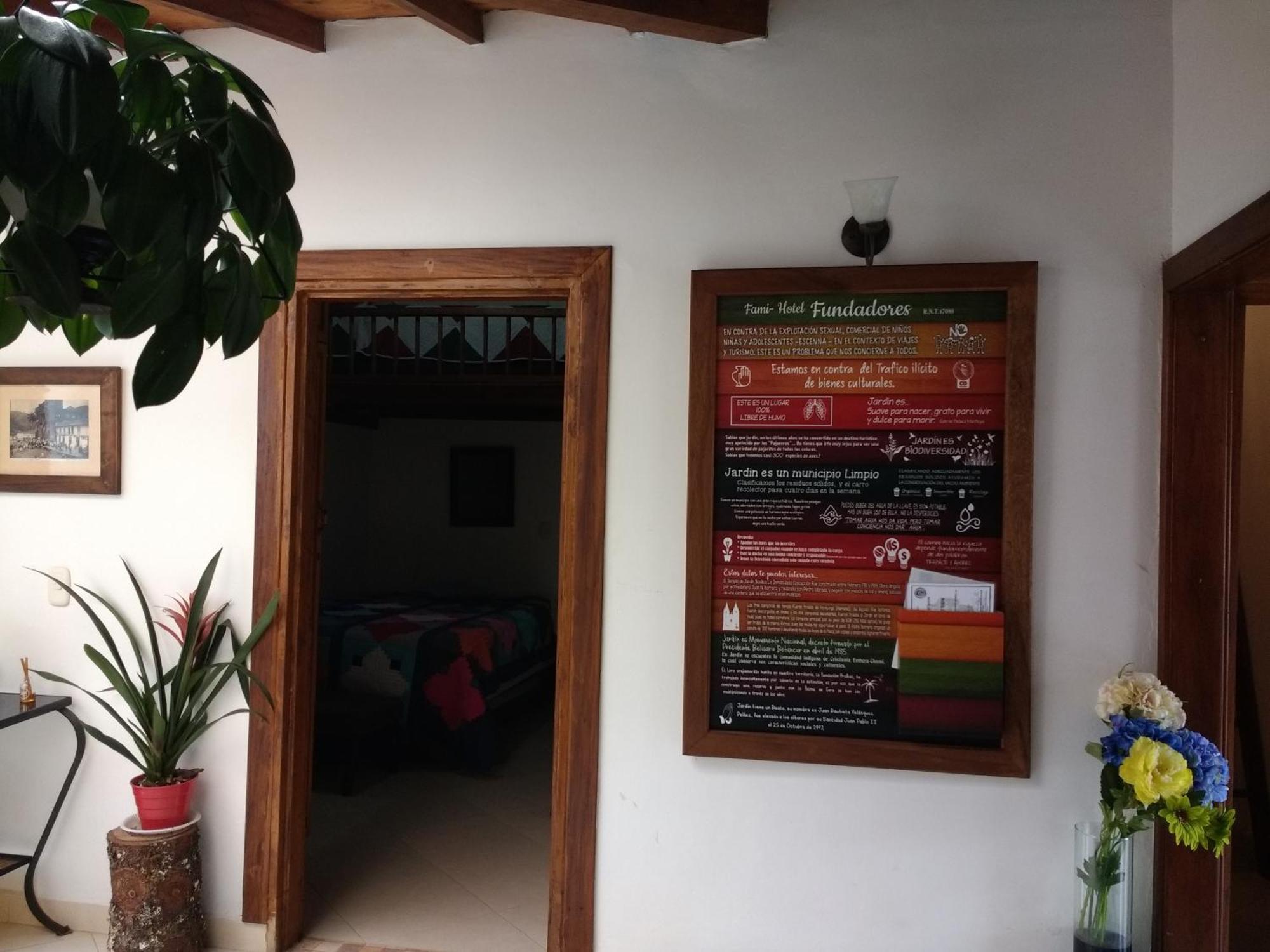 Hostal Famihotel Fundadores Jardín Εξωτερικό φωτογραφία